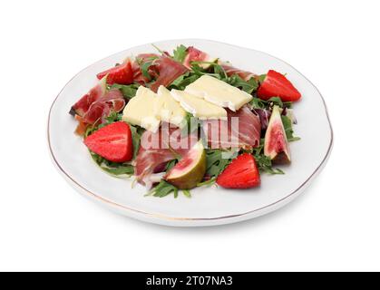 Gustosa insalata con formaggio brie, prosciutto, fragole e fichi isolati su bianco Foto Stock