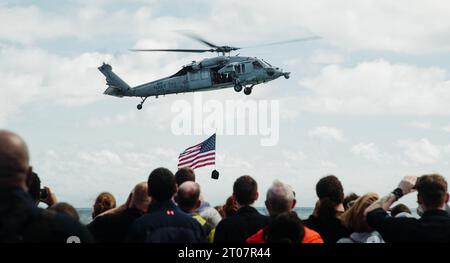 Oceano Atlantico. 24 settembre 2023. Un elicottero MH-60S Seahawk attaccato all'Helicopter Sea Combat Squadron (HSC-5), si libra vicino alla portaerei classe Nimitz USS George Washington (CVN 73) durante una giornata tra amici e familiari nell'Oceano Atlantico, 24 settembre 2023. George Washington viene portato a casa nella Naval Station Norfolk nelle fasi di ispezione e indagine, una valutazione completa delle condizioni materiali della nave per garantire che sia completamente preparata per le operazioni in mare. (Immagine di credito: © U.S. Navy/ZUMA Press Wire) SOLO USO EDITORIALE! Non per USO commerciale! Foto Stock