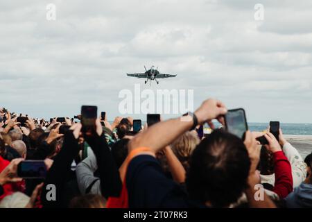 Oceano Atlantico. 24 settembre 2023. Un F/A-18F Super Hornet attaccato allo Strike Fighter Squadron (VFA-103) si prepara ad atterrare a bordo della portaerei classe Nimitz USS George Washington (CVN 73) durante la giornata degli amici e della famiglia nell'Oceano Atlantico, 24 settembre 2023. George Washington viene portato a casa nella Naval Station Norfolk nelle fasi di ispezione e indagine, una valutazione completa delle condizioni materiali della nave per garantire che sia completamente preparata per le operazioni in mare. (Immagine di credito: © Nicholas Russell/U.S. Navy/ZUMA Press Wire) SOLO PER USO EDITORIALE! Non per USO commerciale! Foto Stock