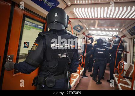 Un gruppo di agenti di polizia si riuniscono in un'auto della metropolitana di Madrid durante il trasferimento dei tifosi del Feyenoord allo stadio Metroplitano prima dell'inizio della partita contro l'Atletico de Madrid. Quasi 4.000 ultras dal Feyenoord Rotterdam si sono recati a Madrid per esultare la squadra olandese che ha affrontato l'Atletico de Madrid nella prima fase della UEFA Champions League allo stadio metropolitano e in cui il club spagnolo ha vinto per 3-2. In ogni momento gli olandesi erano scortati dalla polizia nazionale spagnola. Quasi 4.000 ultras dal Feyenoord Rotterdam si sono recati a Madrid per esultare la squadra olandese che ha affrontato Foto Stock