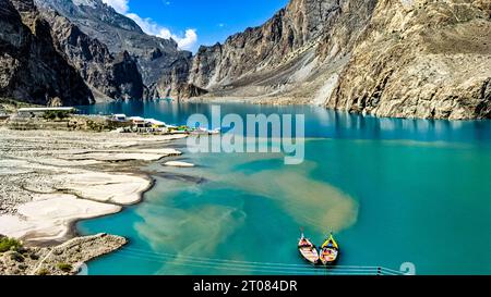 Barche nel lago glaciale Attabad nelle montagne del Karakoram Foto Stock