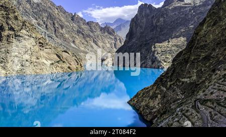 Lago glaciale di acque blu nelle montagne del Karakoram vicino al confine con la Cina e il Pakistan Foto Stock