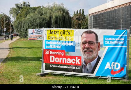 Bitterfeld Wolfen, Germania. 4 ottobre 2023. I manifesti elettorali dei candidati Schenk (CDU, l) e Dornack (AfD) si trovano nel centro della città. Crediti: Jan Woitas/dpa/Alamy Live News Foto Stock