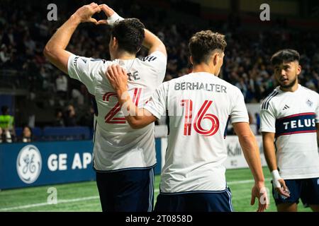 Vancouver, Canada. 4 ottobre 2023. Vancouver, British Columbia, Canada, 4 ottobre 2023: Brian White (24 Vancouver Whitecaps FC) e Sebastian Berhalter (16 Vancouver Whitecaps FC) festeggiano dopo aver segnato un gol durante la partita di Major League Soccer tra Vancouver Whitecaps FC e St. Louis City SC al BC Place Stadium di Vancouver, British Columbia, Canada (SOLO PER USO EDITORIALE). (Amy Elle/SPP) credito: SPP Sport Press Photo. /Alamy Live News Foto Stock