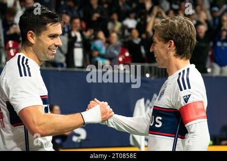 Vancouver, Canada. 4 ottobre 2023. Vancouver, British Columbia, Canada, 4 ottobre 2023: Brian White (24 Vancouver Whitecaps FC) e Ryan Gauld (25 Vancouver Whitecaps FC) festeggiano dopo aver segnato un gol durante la partita di calcio della Major League tra Vancouver Whitecaps FC e St. Louis City SC al BC Place Stadium di Vancouver, British Columbia, Canada (SOLO PER USO EDITORIALE). (Amy Elle/SPP) credito: SPP Sport Press Photo. /Alamy Live News Foto Stock