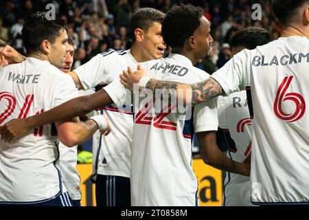 Vancouver, Canada. 4 ottobre 2023. Vancouver, British Columbia, Canada, 4 ottobre 2023: Ali Ahmed (22 Vancouver Whitecaps FC), Brian White (24 Vancouver Whitecaps FC), Ranko Veselinovic (4 Vancouver Whitecaps FC) e Tristan Blackmon (6 Vancouver Whitecaps FC) celebrano dopo aver segnato un gol durante la partita di calcio della Major League tra Vancouver Whitecaps FC e St.. Louis City SC al BC Place Stadium di Vancouver, British Columbia, Canada (SOLO PER USO EDITORIALE). (Amy Elle/SPP) credito: SPP Sport Press Photo. /Alamy Live News Foto Stock