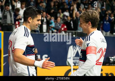 Vancouver, Canada. 4 ottobre 2023. Vancouver, British Columbia, Canada, 4 ottobre 2023: Brian White (24 Vancouver Whitecaps FC) e Ryan Gauld (25 Vancouver Whitecaps FC) festeggiano dopo aver segnato un gol durante la partita di calcio della Major League tra Vancouver Whitecaps FC e St. Louis City SC al BC Place Stadium di Vancouver, British Columbia, Canada (SOLO PER USO EDITORIALE). (Amy Elle/SPP) credito: SPP Sport Press Photo. /Alamy Live News Foto Stock