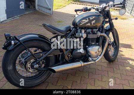 Bordeaux , Francia - 09 28 2023 : Triumph Bonneville Bobber moto 1200 neoretro Edition hot Rod custom moto outdoor Foto Stock