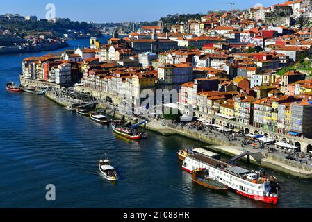 Levent, Istanbul/Turchia - 23 dicembre 2018: Martini Rosso, Martini Rosato  e Porto Rosa Cruz il vino di Porto Foto stock - Alamy