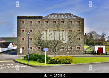 La vecchia distilleria di whisky Bushmills del 1608 si trova in una giornata tranquilla nella primavera del 2018. Bushmills, Contea di Antrim, Irlanda del Nord. Foto Stock