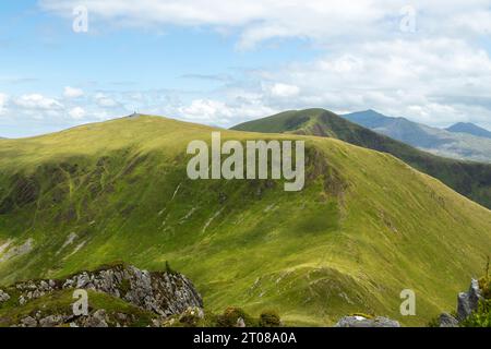 Guardando verso Mynydd tal y Mignedd e Trum y Ddysgl da Craig Cwm Silyn Foto Stock