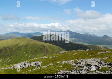 Guardando verso Mynydd tal y Mignedd e Trum y Ddysgl con Snowdon sullo sfondo da Craig Cwm Silyn Foto Stock