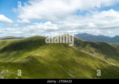 Guardando verso Mynydd tal y Mignedd e Trum y Ddysgl con Snowdon sullo sfondo da Craig Cwm Silyn Foto Stock