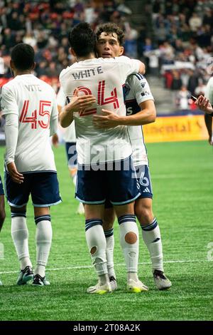 Vancouver, Canada. 4 ottobre 2023. Vancouver, British Columbia, Canada, 4 ottobre 2023: Sebastian Berhalter (16 Vancouver Whitecaps FC) festeggia dopo aver segnato un gol con Brian White (24 Vancouver Whitecaps FC) durante la partita di Major League Soccer tra Vancouver Whitecaps FC e St. Louis City SC al BC Place Stadium di Vancouver, British Columbia, Canada (SOLO PER USO EDITORIALE). (Amy Elle/SPP) credito: SPP Sport Press Photo. /Alamy Live News Foto Stock