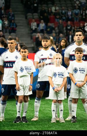 Vancouver, Canada. 4 ottobre 2023. Vancouver, Columbia Britannica, Canada, 4 ottobre 2023: Andres Cubas (20 Vancouver Whitecaps FC), Ryan Raposo (27 Vancouver Whitecaps FC) e Brian White (24 Vancouver Whitecaps FC) stanno durante gli inni nazionali prima della partita di calcio della Major League tra Vancouver Whitecaps FC e St.. Louis City SC al BC Place Stadium di Vancouver, British Columbia, Canada (SOLO PER USO EDITORIALE). (Amy Elle/SPP) credito: SPP Sport Press Photo. /Alamy Live News Foto Stock