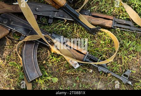 La mitragliatrice militare si trova sull'erba secca del campo Foto Stock