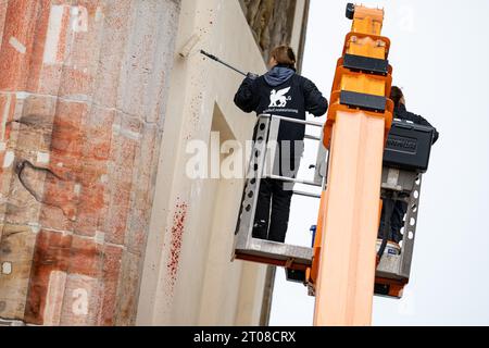 Berlino, Germania. 5 ottobre 2023. I dipendenti di un ristoratore dipingono le macchie di vernice di una precedente protesta di "ultima generazione" alla porta di Brandeburgo. Credito: Fabian Sommer/dpa/Alamy Live News Foto Stock