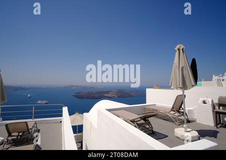 Appartamento con balcone in un lussuoso resort bianco con fantastiche vedute della sponda mediterranea dell'isola di Santorini Foto Stock