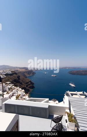 Appartamento con balcone in un lussuoso resort bianco con fantastiche vedute della sponda mediterranea dell'isola di Santorini Foto Stock