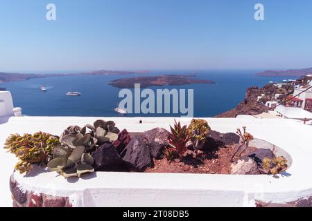 Appartamento con balcone in un lussuoso resort bianco con fantastiche vedute della sponda mediterranea dell'isola di Santorini Foto Stock