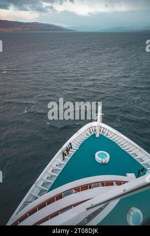 Prua della nave da crociera AIDA bella, vista dall'alto con piscina e membri dell'equipaggio, mare sullo sfondo, foto verticale Foto Stock