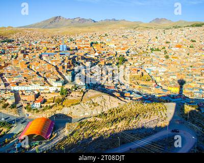 Vista aerea di Potosi in Bolivia nelle soleggiate giornate estive Foto Stock