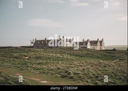 Vista laterale Skaill House, Orcadi Island, con prato davanti, grandangolo, Kirkwall, vista da lontano, Scozia Foto Stock