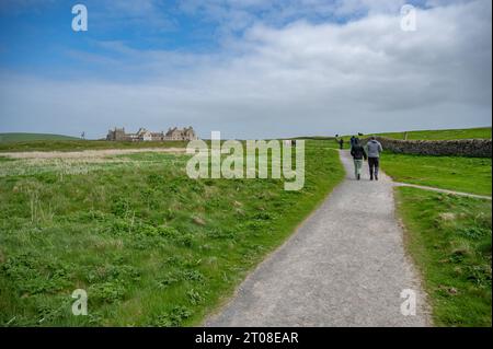 Skaill House a Orkney Island, vista da lontano con un sentiero a piedi di fronte e un sacco di turisti che camminano fino all'edificio, Kirkwall, Scozia Foto Stock