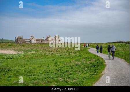 Skaill House a Orkney Island, vista da lontano con un sentiero a piedi di fronte e un sacco di turisti che camminano fino all'edificio, Kirkwall, Scozia Foto Stock