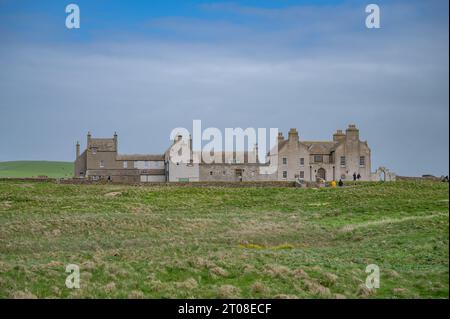 Skaill House a Orkney Island, vista da lontano con prato di fronte durante le nuvole di giorno, Kirkwall, Scozia Foto Stock