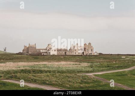 Skaill House, vista da lontano con prato di fronte a Orkney Island, Kirkwall, Scozia Foto Stock