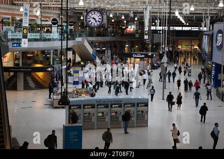 Londra, Regno Unito. 4 ottobre 2023. Visione generale dell'atrio della stazione di Waterloo durante l'azione industriale da parte della RMT e dell'ASLEF. I lavoratori della metropolitana di Londra hanno sospeso il loro ultimo round di sciopero sulla retribuzione e le condizioni dopo una svolta nei colloqui, ma i passeggeri ferroviari hanno dovuto affrontare nuovi disagi. Credito: SOPA Images Limited/Alamy Live News Foto Stock