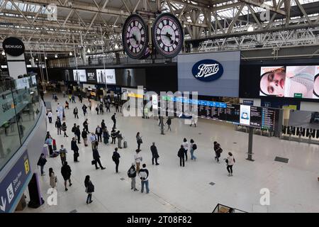 Londra, Regno Unito. 4 ottobre 2023. Visione generale dell'atrio della stazione di Waterloo durante l'azione industriale da parte della RMT e dell'ASLEF. I lavoratori della metropolitana di Londra hanno sospeso il loro ultimo round di sciopero sulla retribuzione e le condizioni dopo una svolta nei colloqui, ma i passeggeri ferroviari hanno dovuto affrontare nuovi disagi. Credito: SOPA Images Limited/Alamy Live News Foto Stock