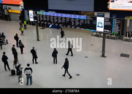 Londra, Regno Unito. 4 ottobre 2023. Visione generale dell'atrio della stazione di Waterloo durante l'azione industriale da parte della RMT e dell'ASLEF. I lavoratori della metropolitana di Londra hanno sospeso il loro ultimo round di sciopero sulla retribuzione e le condizioni dopo una svolta nei colloqui, ma i passeggeri ferroviari hanno dovuto affrontare nuovi disagi. Credito: SOPA Images Limited/Alamy Live News Foto Stock