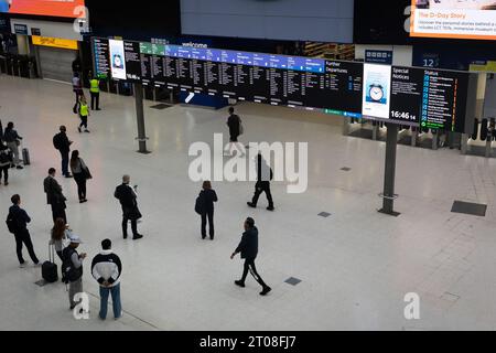 Londra, Regno Unito. 4 ottobre 2023. Visione generale dell'atrio della stazione di Waterloo durante l'azione industriale da parte della RMT e dell'ASLEF. I lavoratori della metropolitana di Londra hanno sospeso il loro ultimo round di sciopero sulla retribuzione e le condizioni dopo una svolta nei colloqui, ma i passeggeri ferroviari hanno dovuto affrontare nuovi disagi. (Foto di Tejas Sandhu/SOPA Images/Sipa USA) credito: SIPA USA/Alamy Live News Foto Stock