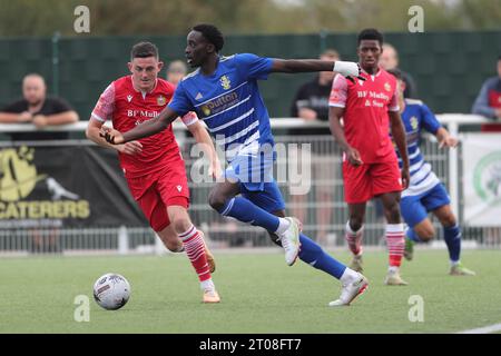 Siju Odelusi di Aveley e Tom Wraight di Hornchurch durante Aveley vs Hornchurch, Emirates fa Cup Football a Parkside il 30 settembre 2023 Foto Stock