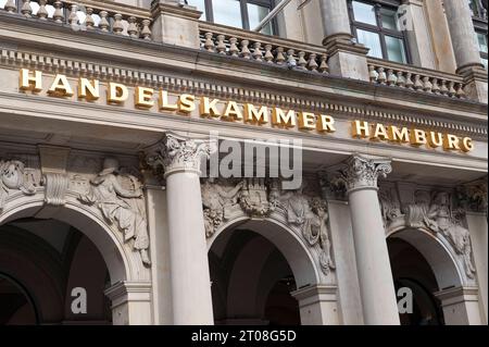 Handelskammer Hamburg Handelskammer Hamburg industrie- und Handelskammer für die Freie und Hansestadt Hamburg Hamburger Börse Börsengebäude am Adolphsplatz Schriftzug 20231002ad984 Amburgo Amburgo Deutschland Germania *** camera di commercio di Amburgo camera di industria e commercio per la città libera e anseatica di Amburgo Borsa di Amburgo costruzione Adolphsplatz Lettering 20231002ad984 Amburgo Amburgo Germania Copyright: xAchimxDuwentästerx Credit: Imago/Alamy Live News Foto Stock