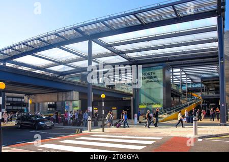 Il livello di partenza, Terminal Nord, dall'aeroporto di Gatwick di Londra, Crawley, West Sussex, in Inghilterra, Regno Unito Foto Stock