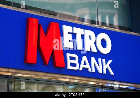 Foto del fascicolo datata 18/04/23 di una vista generale di una Metro Bank a Sheffield. L'High Street Lender ha visto le sue azioni crollare, considerando un aumento di capitale di 600 milioni di sterline per sostenere le sue finanze. Le azioni della banca sono crollate di un terzo subito dopo l'apertura del mercato giovedì, prima di stabilirsi intorno al 23% in meno, secondo i rapporti che l'azienda è in trattative con gli investitori per raccogliere circa 250 milioni di sterline in fondi azionari e 350 milioni di sterline in debiti. Data di emissione: Giovedì 5 ottobre 2023. Foto Stock