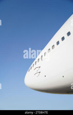 Un jumbo jet Boeing 747-400 contro un cielo blu su una pista a Kemble, Gloucestershire, Regno Unito Foto Stock