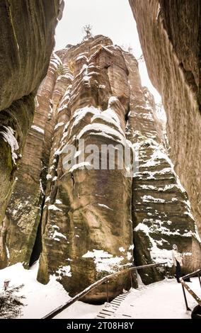 Formazione di roccia a Rocce di Adršpach, coperto di neve, Adršpach-Teplice Rocks Riserva Naturale Nazionale, Central Sudetes, Bohemia Repubblica Ceca Foto Stock