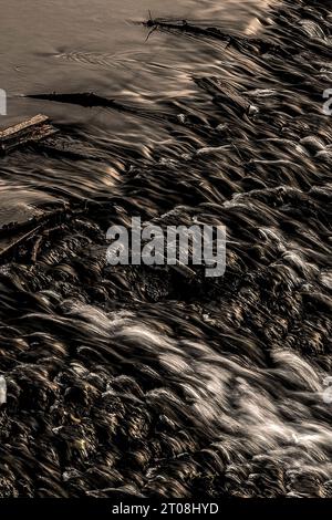 L'acqua scorre sulla diga attraverso il fiume Lahn a Limburg an der Lahn, Assia, Germania. Foto Stock