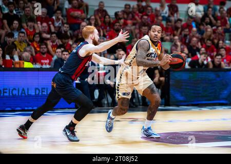 Murcia regione di Murcia Spagna 27 settembre 2023: NICO MANNION giocatore di base italiano della Baskonia TROY CAUPAIN la guardia di punta americana dell'UCAM durante il MAT Foto Stock