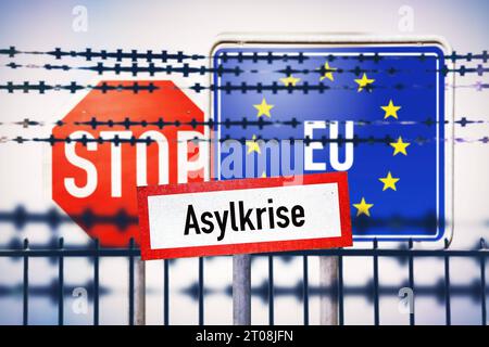 FOTOMONTAGE, Schild mit Aufschrift Asylkrise vor EU- und Stopschild hinter Stacheldraht *** PHOTOMONTAGE, firma con iscrizione crisi asilo davanti all'UE e segnale di stop dietro filo spinato credito: Imago/Alamy Live News Foto Stock