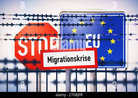 FOTOMONTAGE, Schild mit Aufschrift Migrationskrise vor EU- und Stopschild hinter Stacheldraht *** PHOTOMONTAGE, cartello con iscrizione crisi migratoria di fronte all'UE e segnale di stop dietro filo spinato credito: Imago/Alamy Live News Foto Stock