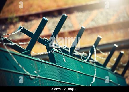 MIT Stacheldraht gesicherter Zaun, Symbolfoto Sicherung der EU-Außengrenzen *** recinzione protetta con filo spinato, foto simbolo che protegge le frontiere esterne dell'UE credito: Imago/Alamy Live News Foto Stock