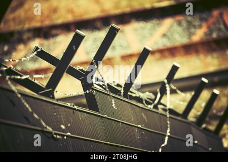 MIT Stacheldraht gesicherter Zaun, Symbolfoto Sicherung der EU-Außengrenzen *** recinzione protetta con filo spinato, foto simbolo che protegge le frontiere esterne dell'UE credito: Imago/Alamy Live News Foto Stock