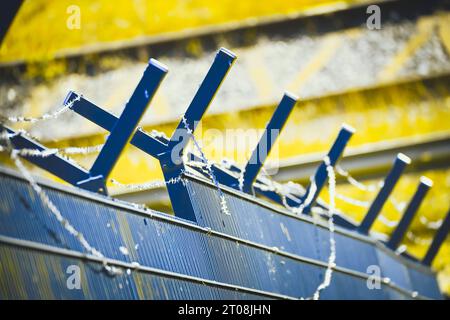 MIT Stacheldraht gesicherter Zaun, Symbolfoto Sicherung der EU-Außengrenzen *** recinzione protetta con filo spinato, foto simbolo che protegge le frontiere esterne dell'UE credito: Imago/Alamy Live News Foto Stock