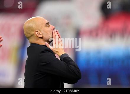 PEP GUARDIOLA , MANCITY Trainer festeggia con i tifosi nella fase G della partita RB LEIPZIG - MANCHESTER CITY 1-3 di calcio UEFA Champions League nella stagione 2023/2024 a Lipsia, 4 ottobre 2023. Gruppenphase, , RBL, Red Bull © Peter Schatz / Alamy Live News Foto Stock