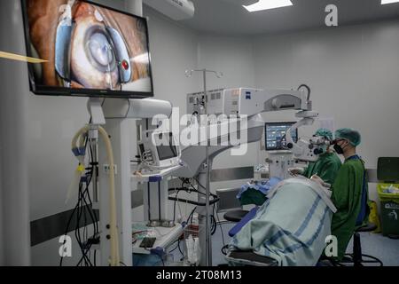 Bandung, Giava Occidentale, Indonesia. 5 ottobre 2023. Un oftalmologo esegue un intervento di cataratta su un paziente presso il National Eye Centre di Cicendo Eye Hospital, Bandung, Giava Occidentale, Indonesia. In concomitanza con la giornata mondiale della vista, il Ministero delle imprese statali ha organizzato la chirurgia gratuita della cataratta per 25 pazienti affetti da cataratta e esami oculistici gratuiti per 100 residenti. (Immagine di credito: © Agvi Firdaus/ZUMA Press Wire) SOLO USO EDITORIALE! Non per USO commerciale! Foto Stock